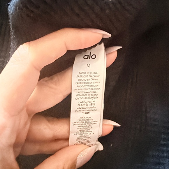 ALO Yoga Black Activewear Top with Logo Tag - Picture 3 of 4